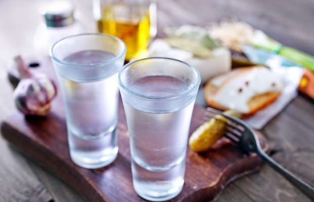 Водка — это именно тот алкогольный напиток, который чаще других появляется на столе во время любых застолий. 