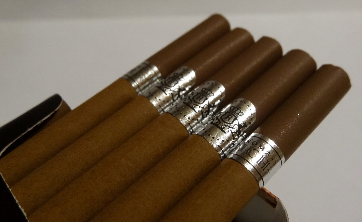 Длинные коричневые сигареты. Ричмонд Арома Рич. Сигареты Richard коричневые. Sobranie сигареты шоколадные.