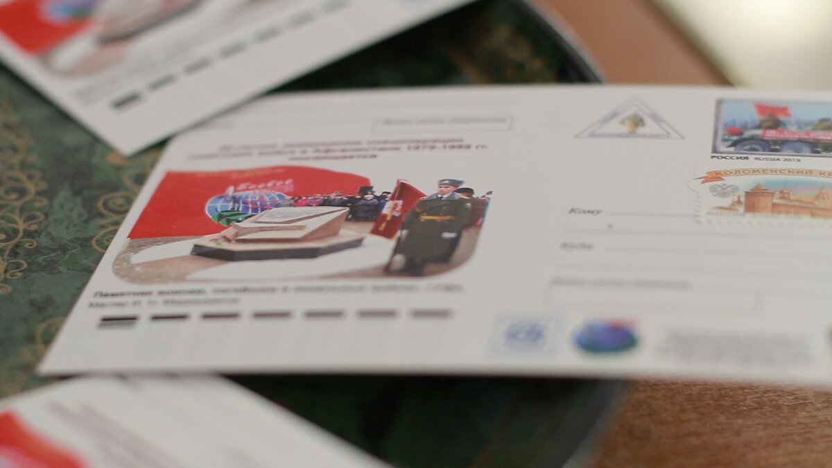 Первыми получить новую почтовую карточку конечно же пришли заядлые филателисты города. Они бережно клеят марки и складывают в свою коллекцию ещё одну уловку.