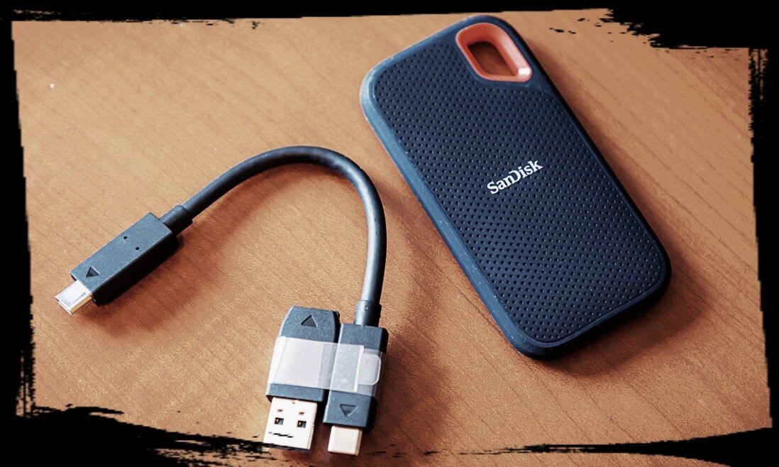 По размеру он крошечный, умещается на ладони. Легко влезает в карман.