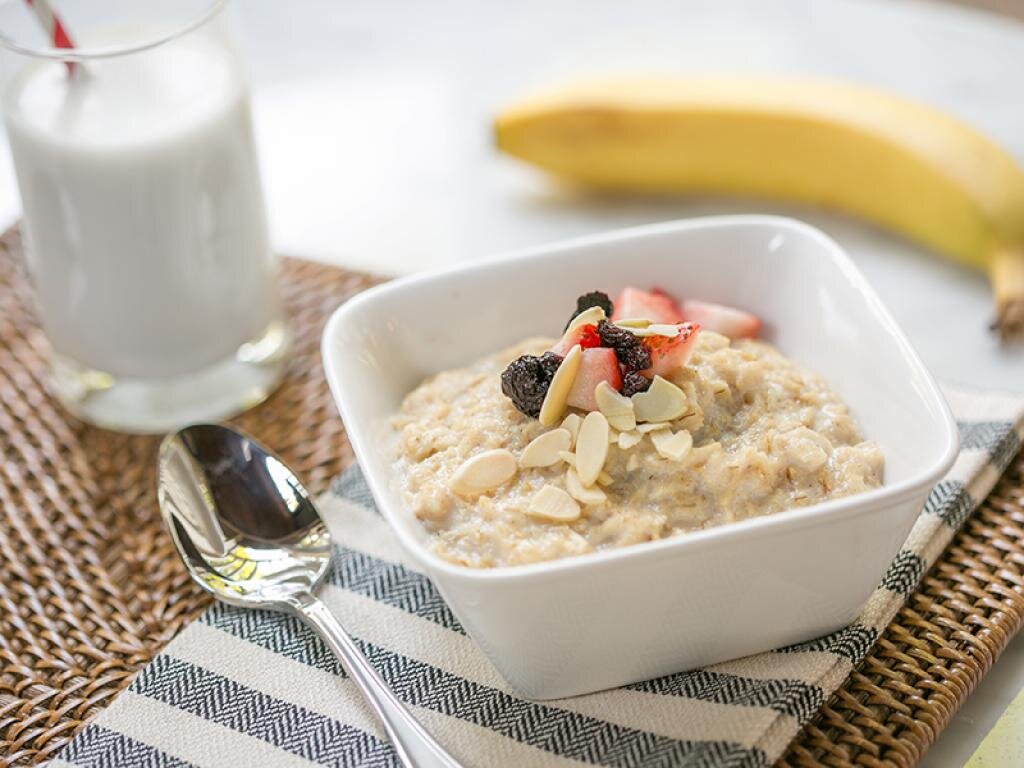 Вкусная овсяная каша на воде. Каша на завтрак. Овсяная каша на завтрак. Британский завтрак каша. Английский завтрак каша.