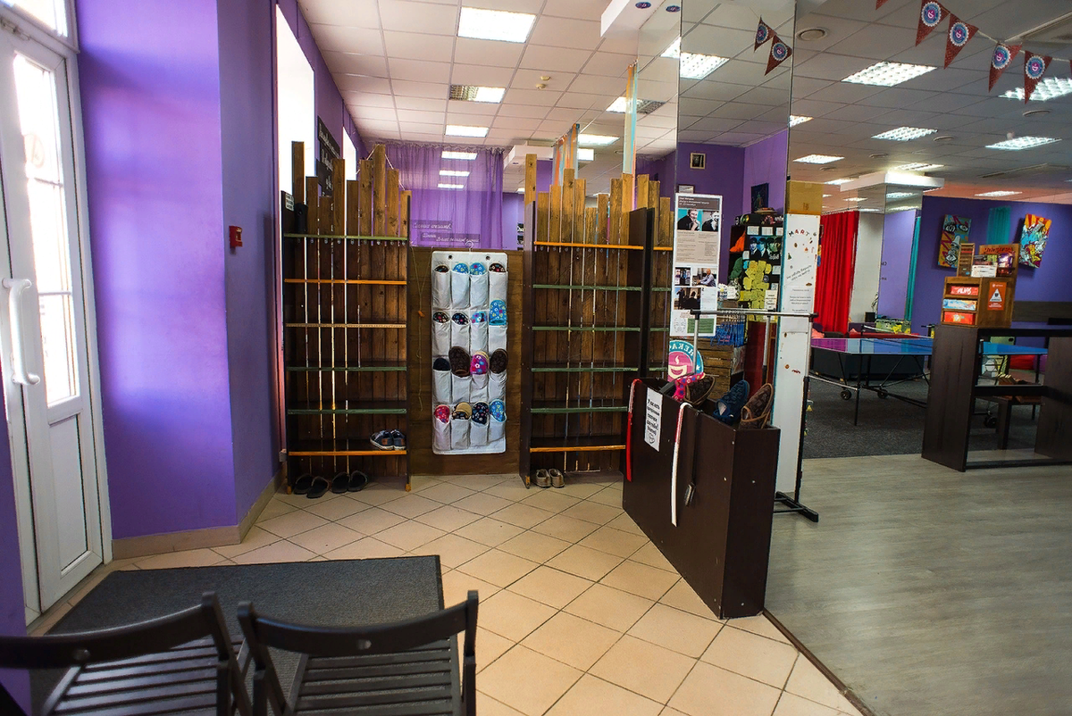 На входе вам выдадут тапочки.