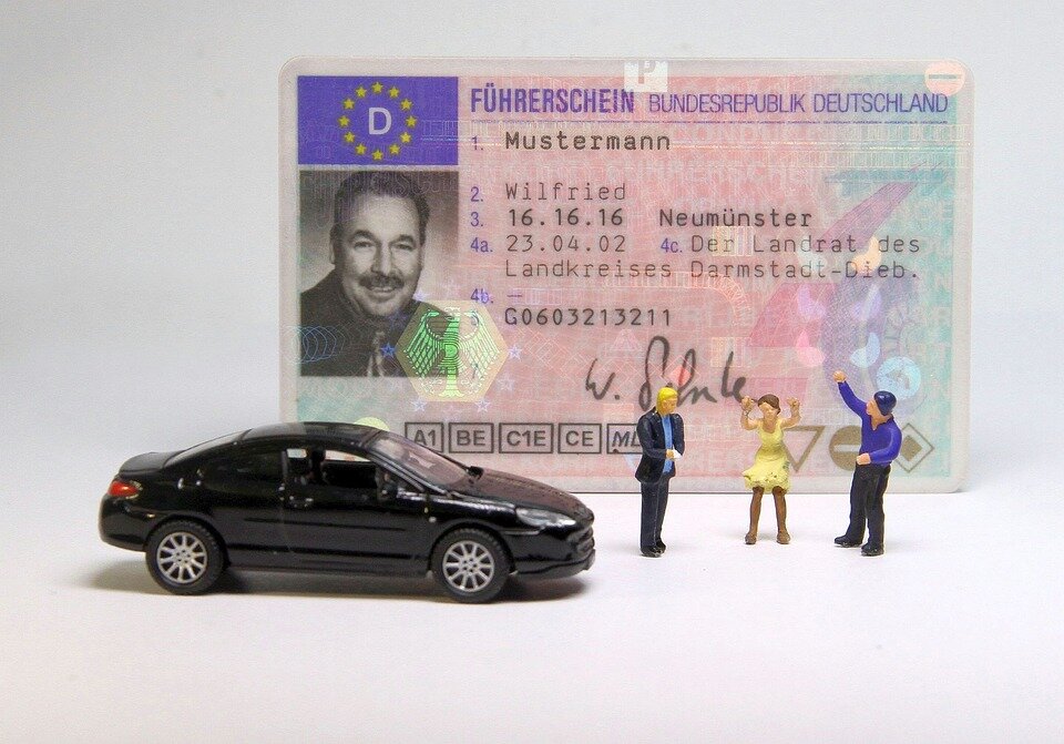 В скором времени 43 миллиона немцев под угрозой штрафа должны будут обменять водительские удостоверения на новые лицензии единого европейского образца.