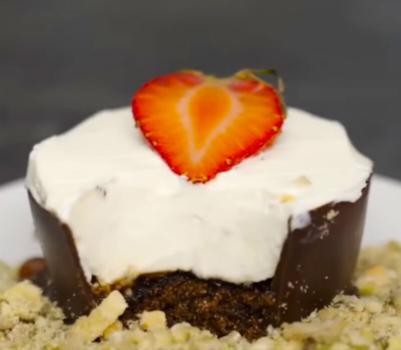 Такое шоколадное чудо можно сделать дома и удивить гостей.