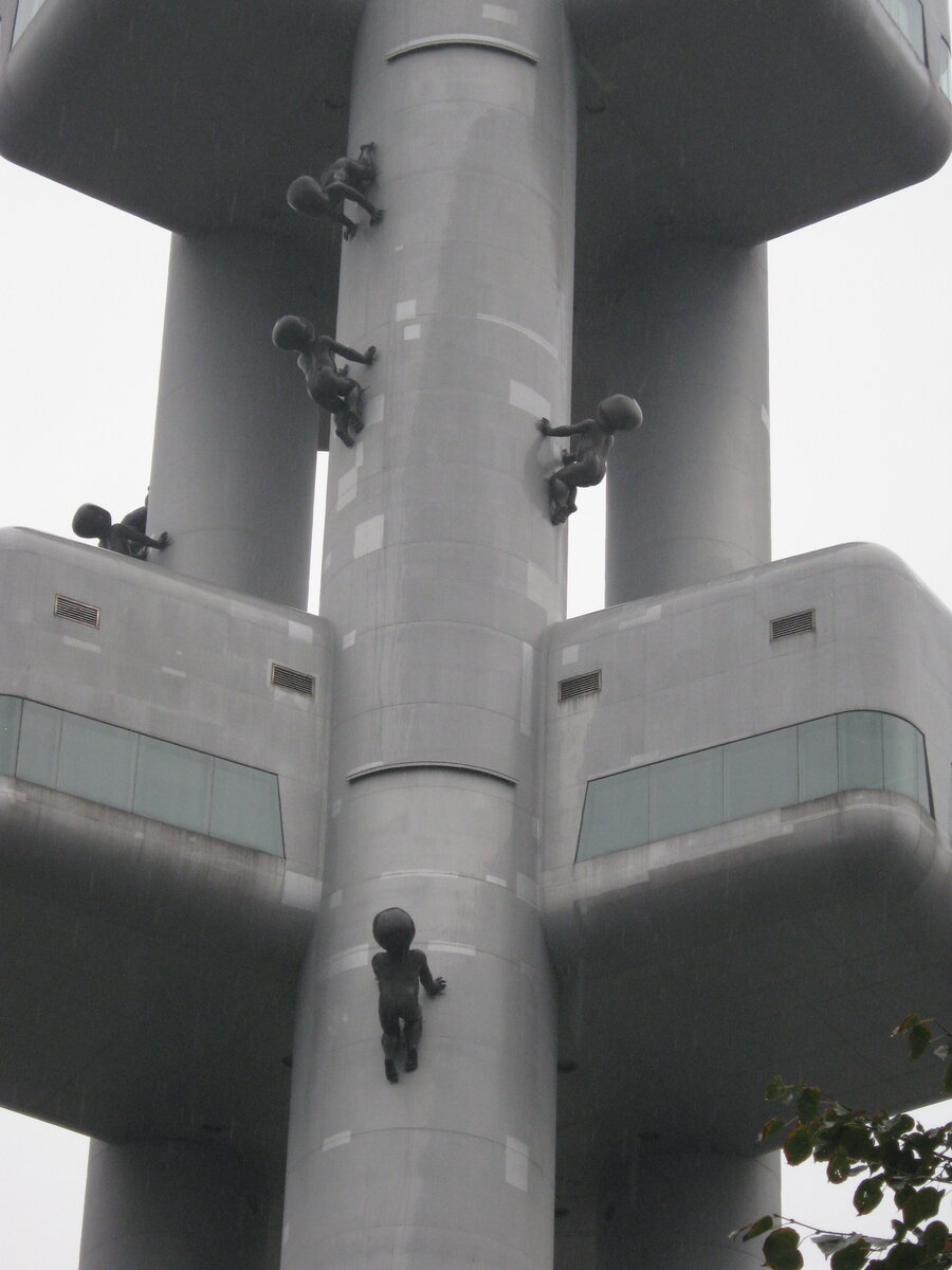 Младенцы на башне.