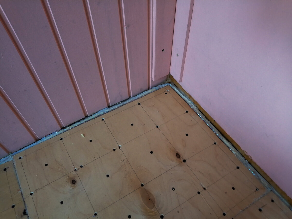 Шпаклевка стыков фанеры. Укладка фанеры. Швы между листами фанеры. Фанера на пол швы. Дсп на пол под линолеум.