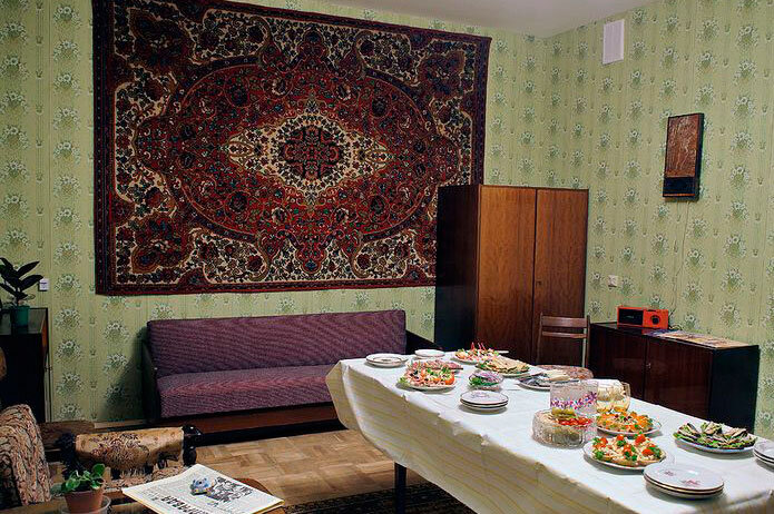 Есть несколько причин, почему в Союзе все поголовно вешали на стену ковры