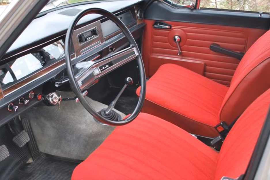 (это касается и салона Волги, ничего не протерто, все очень достойно выглядит)