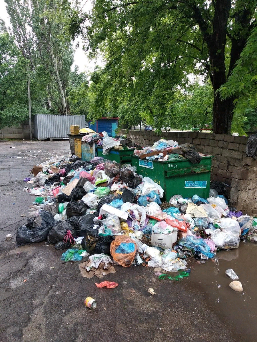 Дом у сквера "Птицы" в Уфе погряз в мусоре магазина и в снегу, а еще утонул в лу