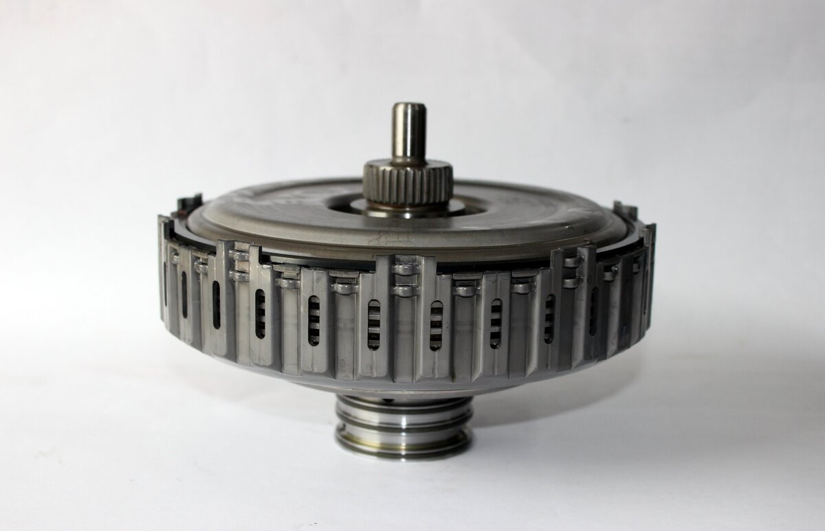 Проблемы  со сцеплением обычно начинаются после первых 100 тысяч пробега. Если  перестали включаться четные или нечетные передачи, либо невозможно  включить заднюю передачу, необходима замена фрикционных дисков либо  многофрикционной муфты в сборе.