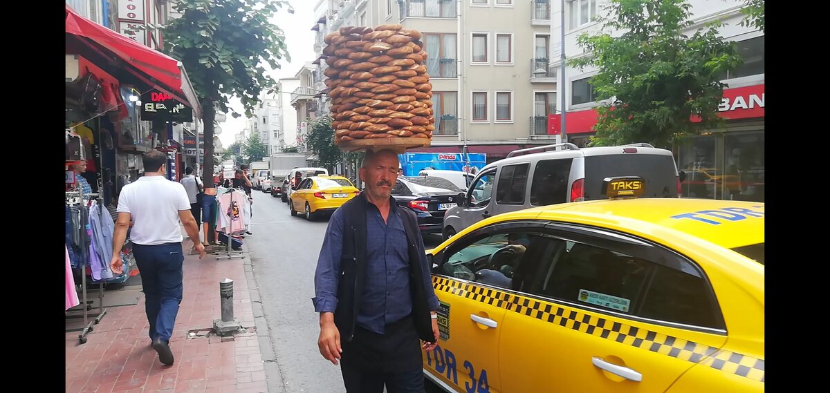 Хлеб, то есть симит - всему голова! Директор будущей школы уличной доставки. 