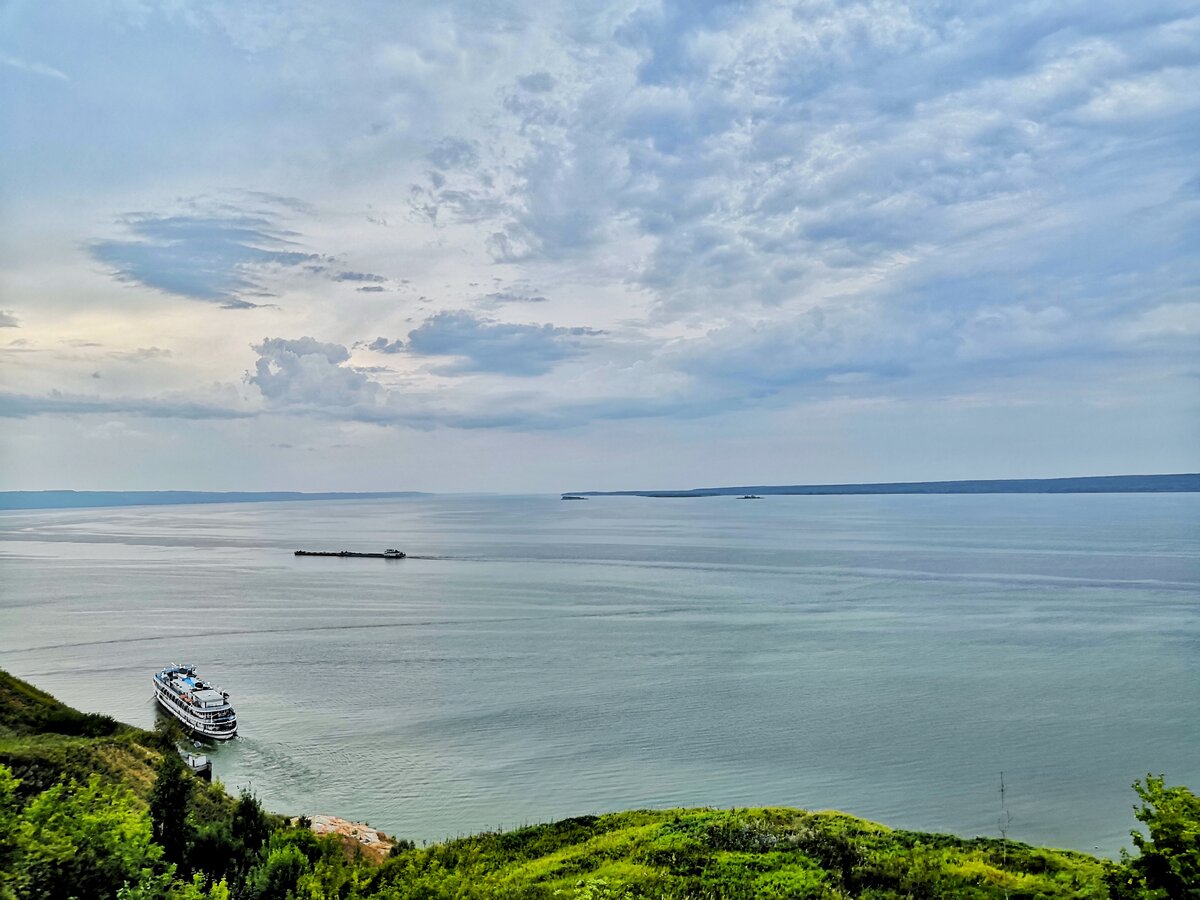 место где волга впадает в море