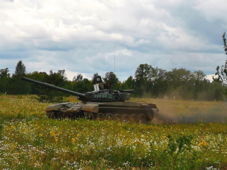 Но танк проехал мимо, буквально за деревом, где мы стояли
