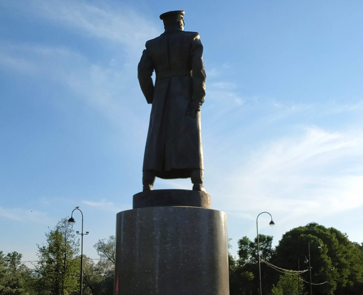 Памятник Г. Жукову, "Парк Победы". Хорошо стоит.