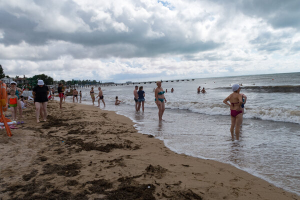 Пляж в Евпатории (Крым) после шторма. 4 августа