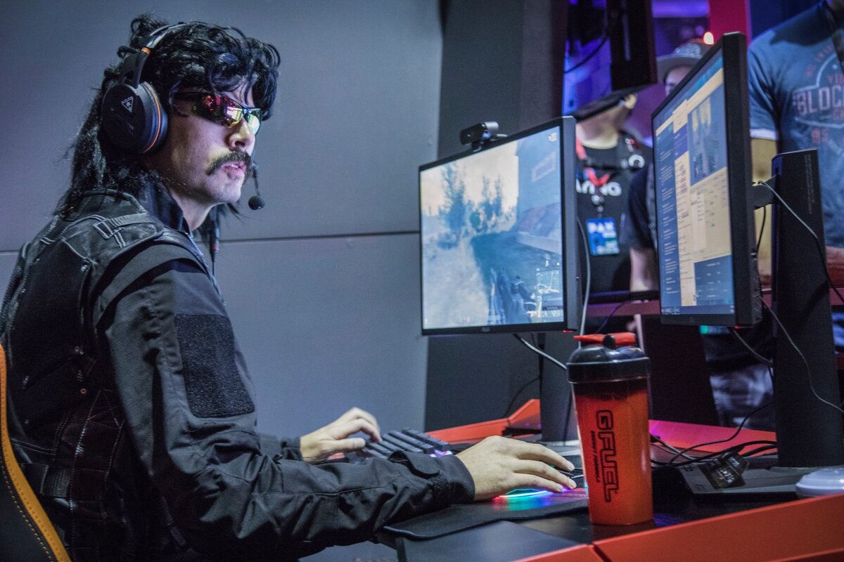 На изображении популярный стример Dr.Disrespect