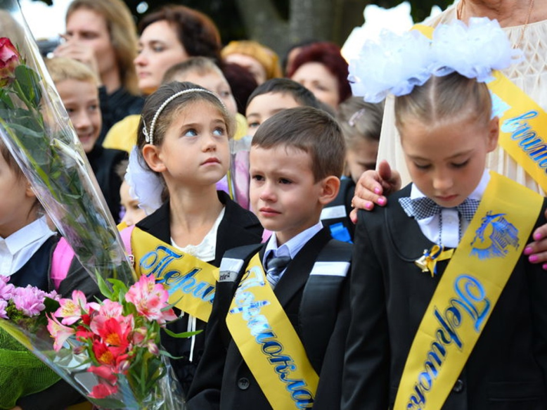 Школьник украины. Украинские дети в школе. Украинские первоклассники. Первое сентября в Украине. День знаний Украина.