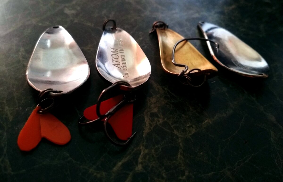 Фото и  блёсны автора. Рабочие и "хлам." Это  далеко не все Атомы, что у меня есть.