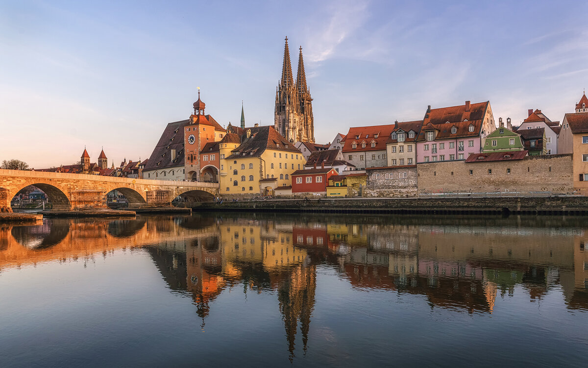 Источник: https://s1.1zoom.ru/b5050/711/Germany_Houses_Rivers_Bridges_Regensburg_531066_2880x1800.jpg
