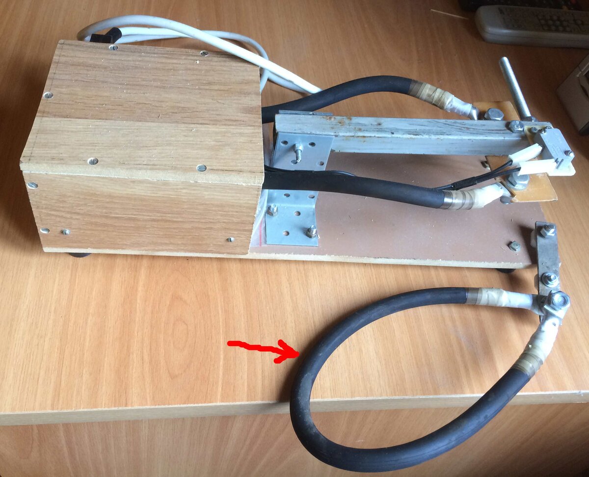 Красной стрелкой указан дополнительный шлейф для сварки .