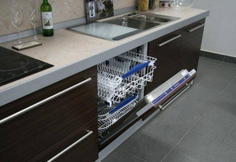 Посудомойка под газовой варочной панелью. Посудомойка 45 см встраиваемая под варочную панель. Посудомойка под варочной поверхностью. Посудомойка под варочной панелью. Можно ли варочную панель над посудомойкой.