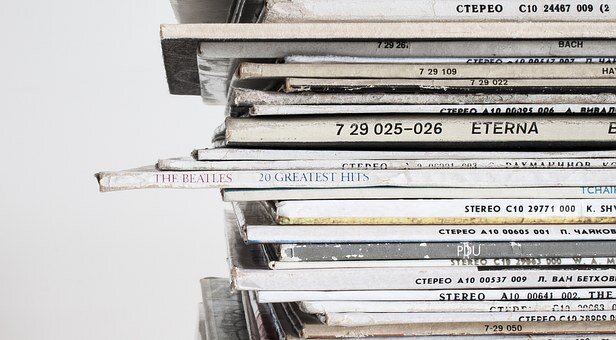 https://cdn.pixabay.com/photo/2015/11/07/11/51/phonograph-albums-1031563__340.jpg
