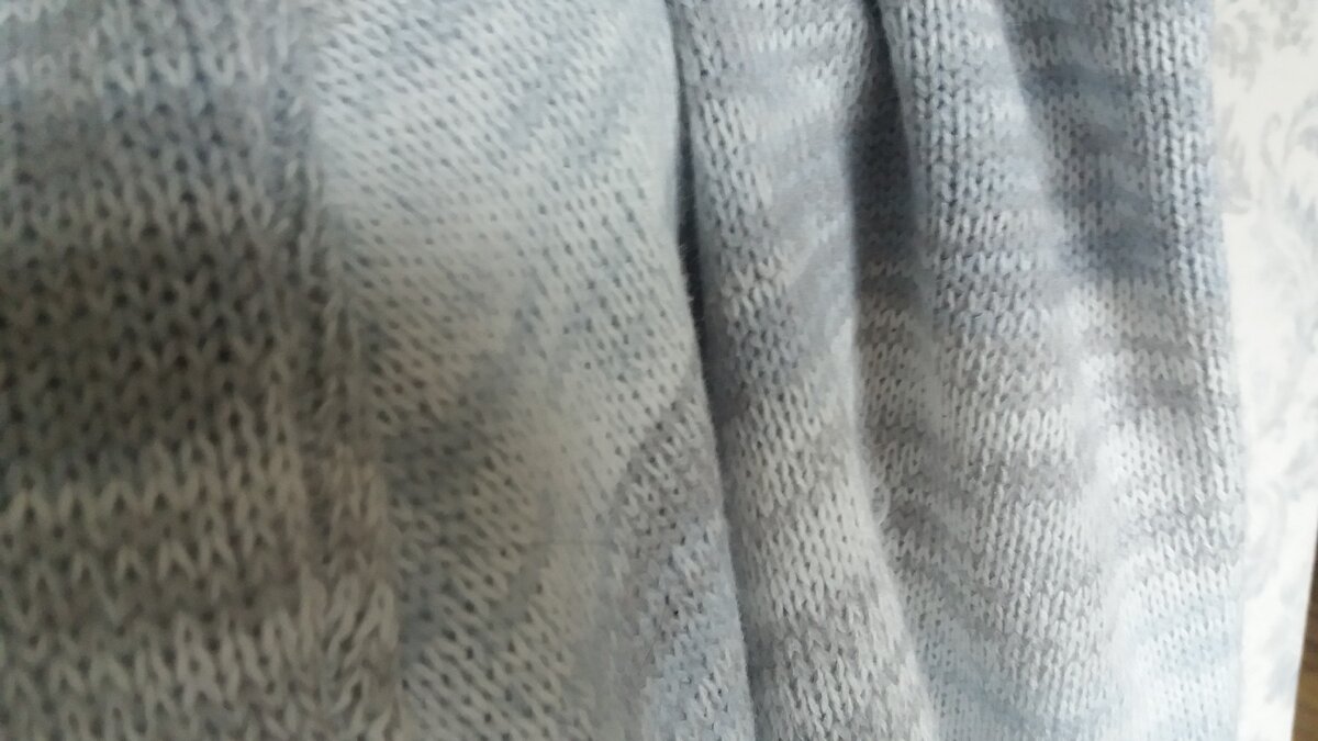 вблизи видно качество материала и приятную серо-голубую гамму