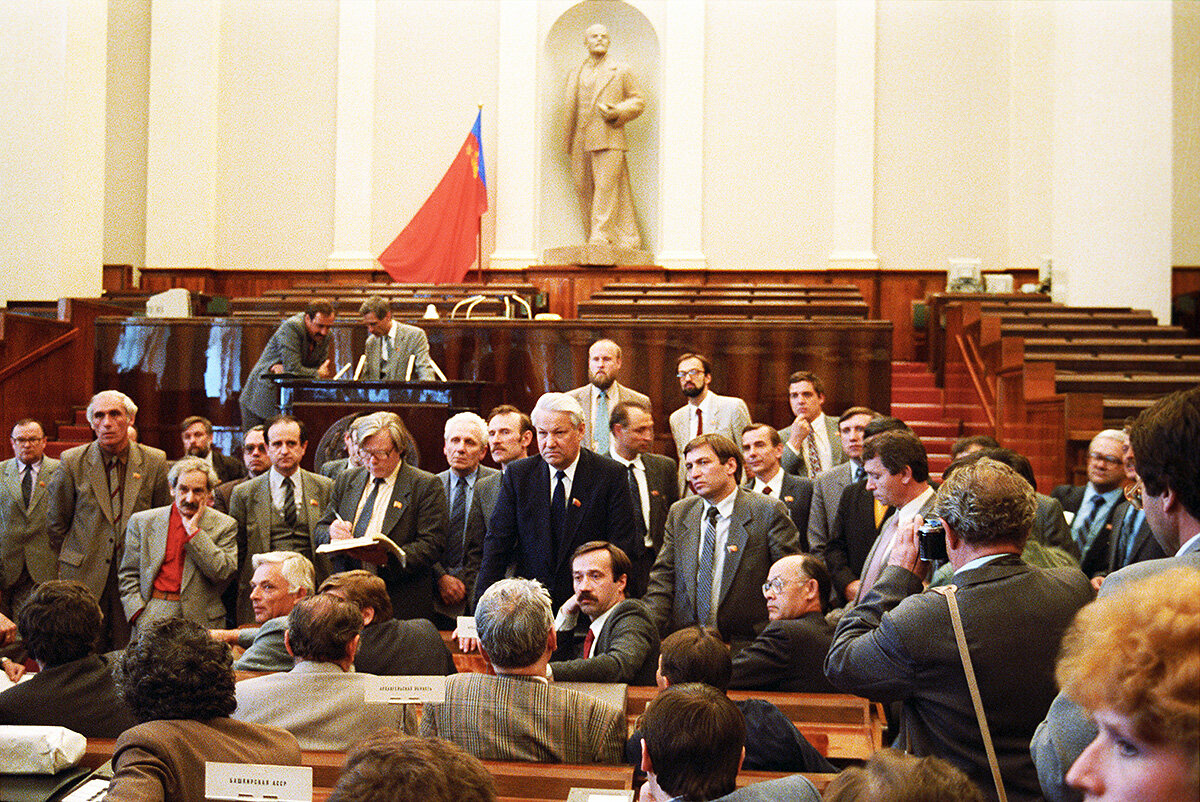 Первый съезд народных депутатов Российской Федерации. 25 марта 1990 года. Фотография взята из Яндекс.Картинки.