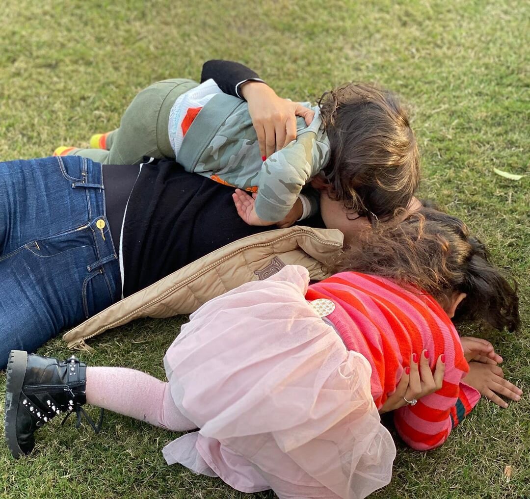 Мира Раджпут со своими детьми / источник фото: instagram.com/mira.kapoor/