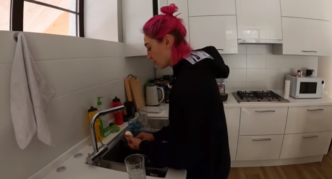 Настя готовит завтрак 