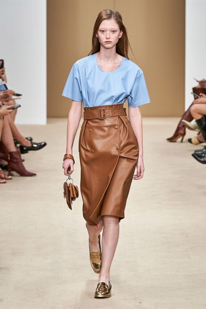 Tod’s объединят юбку миди с лаконичной блузкой. Добротный кэжуал, где нет необходимости кричать о качестве: оно и так заметно.