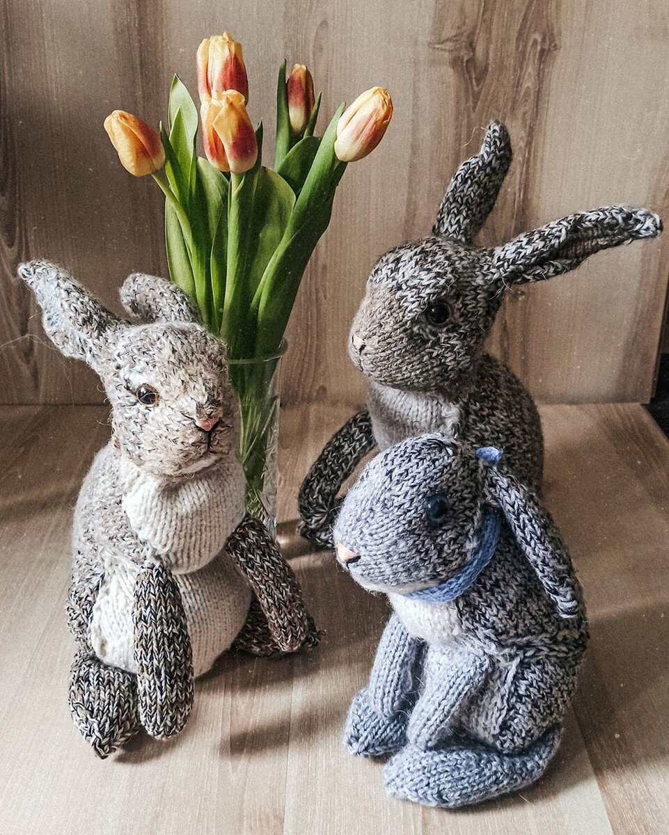 Вязаные зайцы ручной работы. Готовы к переезду в новый дом