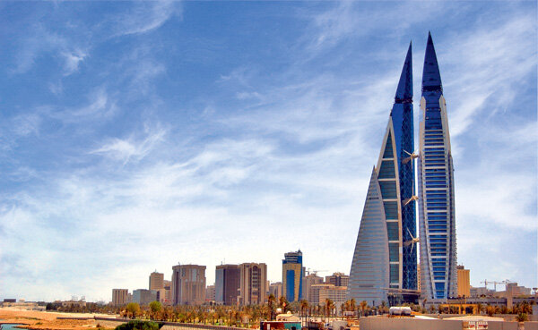 Первый в мире небоскреб с ветрогенераторами в конструкции создала британская мультинациональная компания Atkins. Две 240-метровые 50-этажные башни в виде парусов соединены тремя мостами, в которые интегрированы ветряки диаметром 29 метров. Турбины ориентированы в сторону Персидского залива, откуда чаще дует ветер. Конструкция башен такова, что в промежутке между ними поток воздуха ускоряется, и это дает максимальную загрузку турбинам. В результате здание на 15% обеспечивает себя электричеством.