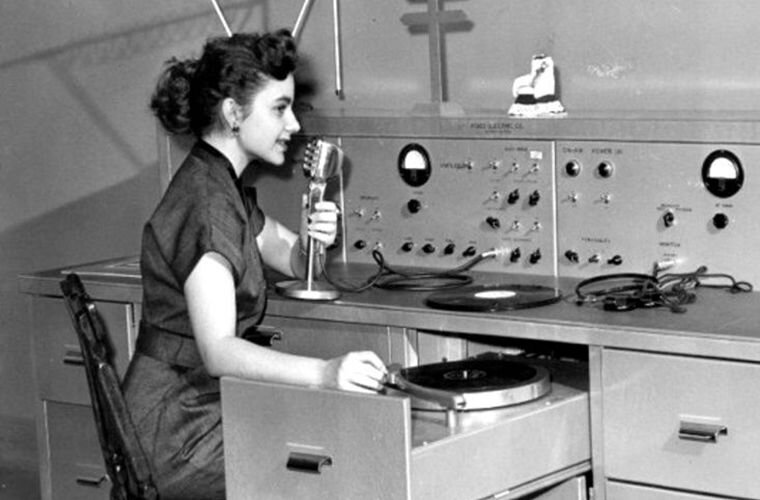 Обсуждение радио. Радиоведущий 20 века. Стол радиоведущего. Советский радиоведущий. Советский микрофон радиоведущего.