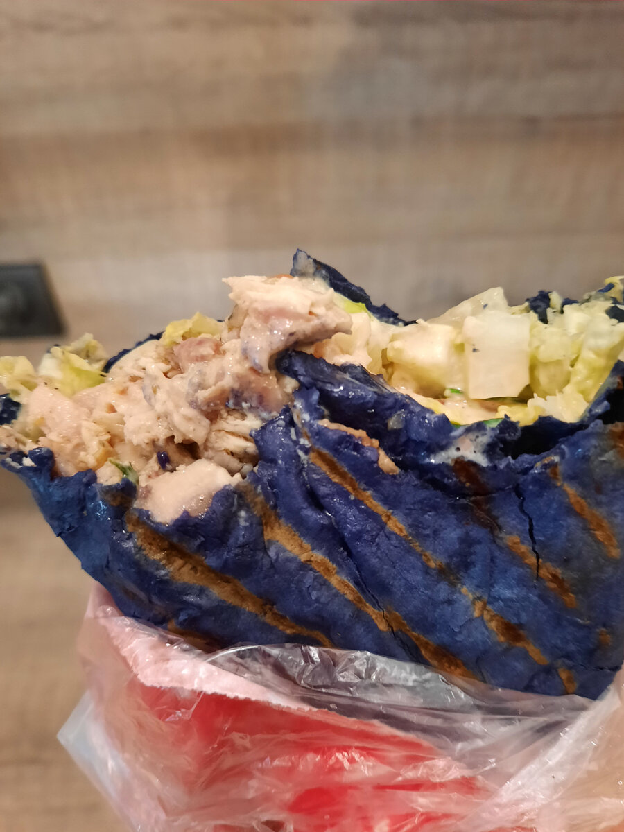 На фото лаваш синего цвета, как будто правда чернила добавлены.