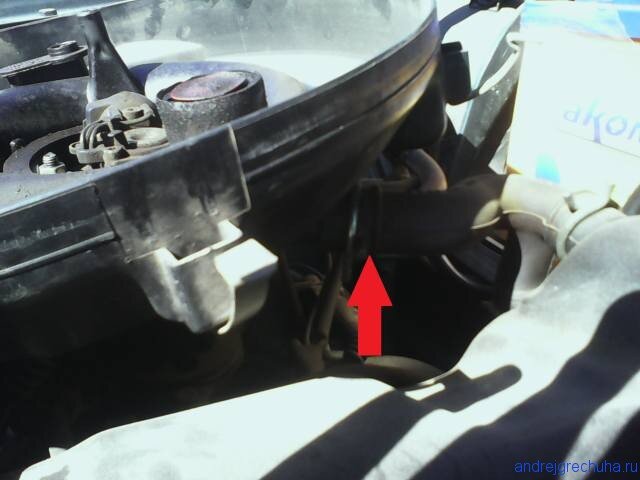 Снимаем корпус воздушного фильтра. Для этого при помощи торцовой головки на 10 откручиваем три гайки.С корпуса воздушного фильтра снимите клапан продувки абсорбера и с другой стороны, как показано на фото ниже снимаем шланг вентиляции картера двигателя.
