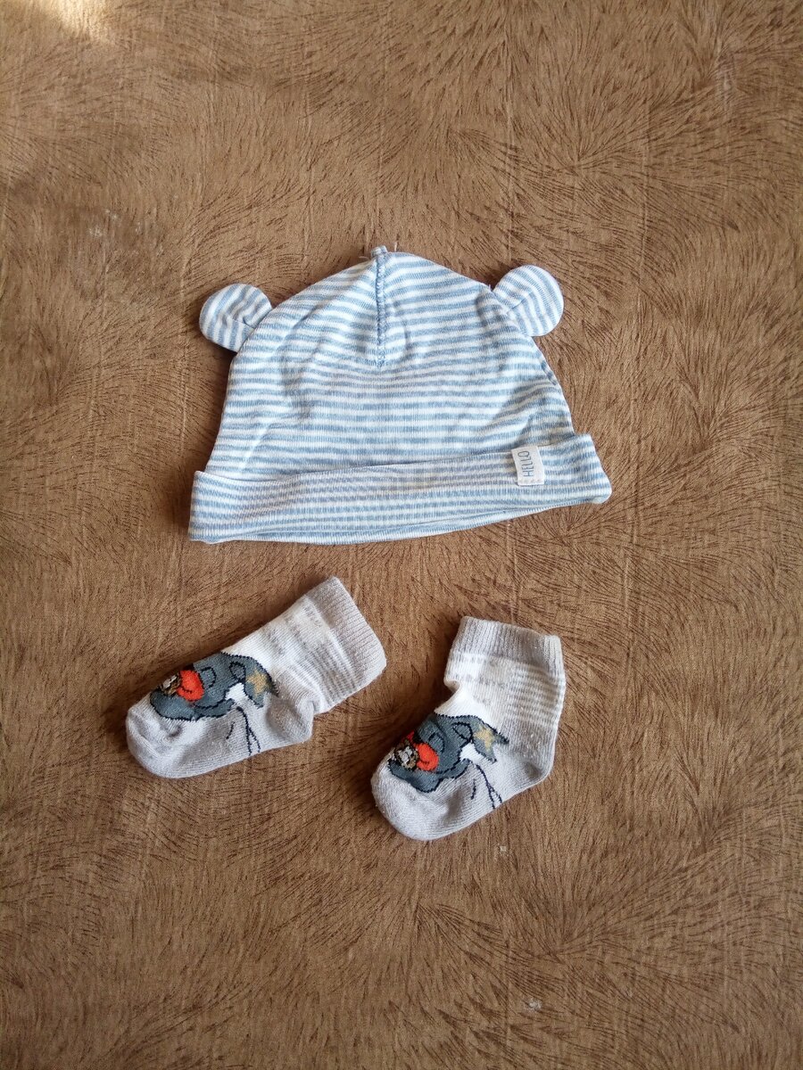 Первые носочки и шапочка.