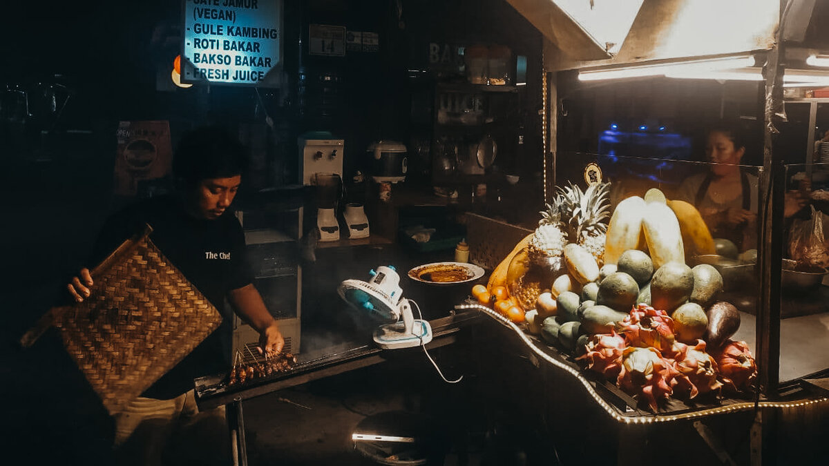 Ночной уличный фудкорт: готовят свежие сатэ (мини-шашлычки) и тут можно заказать свежевыжатый сок. 