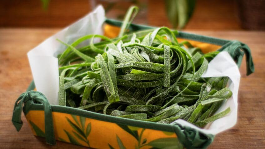 Лапша со шпинатом. Шпинатная лапша metro. Шпинатная лапша. Шпинатные spagetti. Лапша со шпинатом.