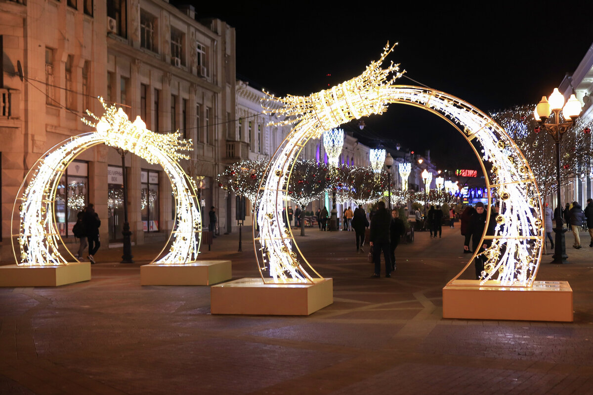 Наслаждаемся яркими гирляндами и лампочками, которые окутывают города, верим в новогоднее чудо (без него никак даже тем, кто давно повзрослел), и, конечно, вдыхаем аромат мандаринок и ждём подарков.На фото: одна из центральных улиц Симферополя.© Туристический портал Республики Крым, Алексей Цесельский