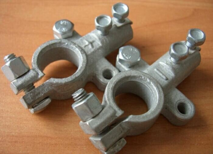 Не стоит чистить клеммы. |Фото: deal.by.