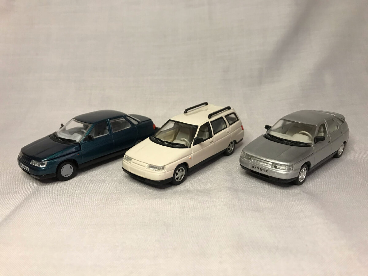 Серийные Ваз 2110 и 2112 в компании с "кустарной" 2111.