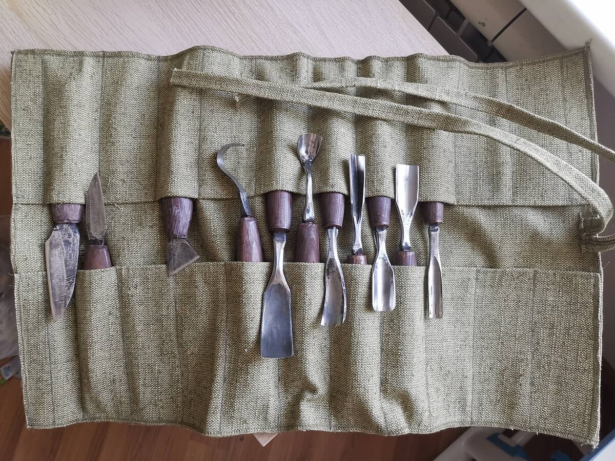 Набор для резьбы в скатке
Кому нужно обращайтесь повторим
Инструмент заточен остро и готов к работе
#vbamburintools #blacksmithingtools #handmade #handtools #miniaturetool #realcraft #tools #инструментназаказ #россия #авторскийинструмент  #ручнаяковка 
