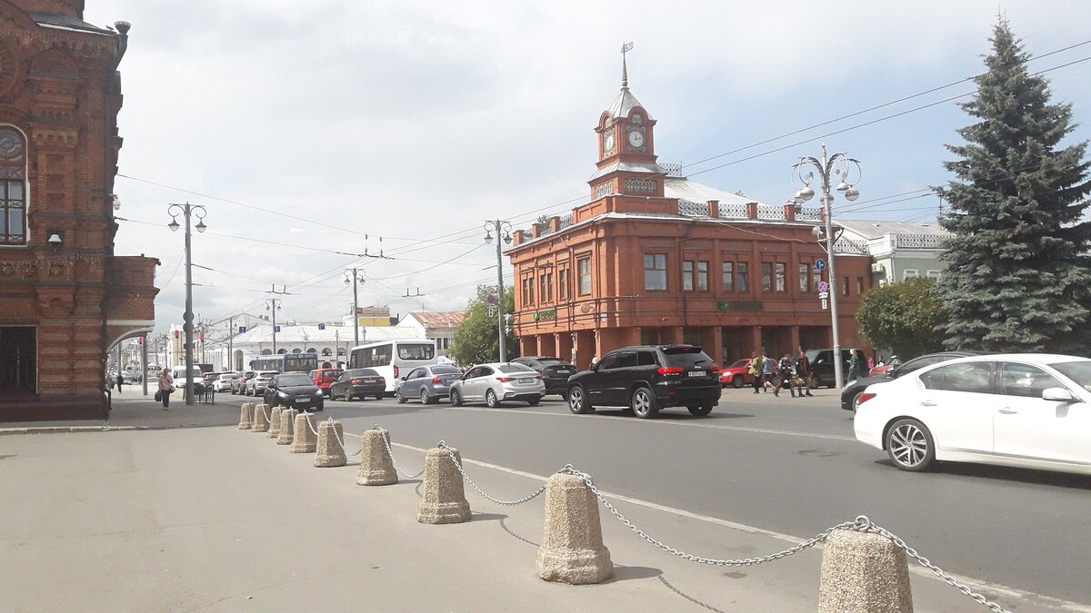 Для знакомства с классической архитектурой 19 века стоит прогуляться по Большой Московской улице.