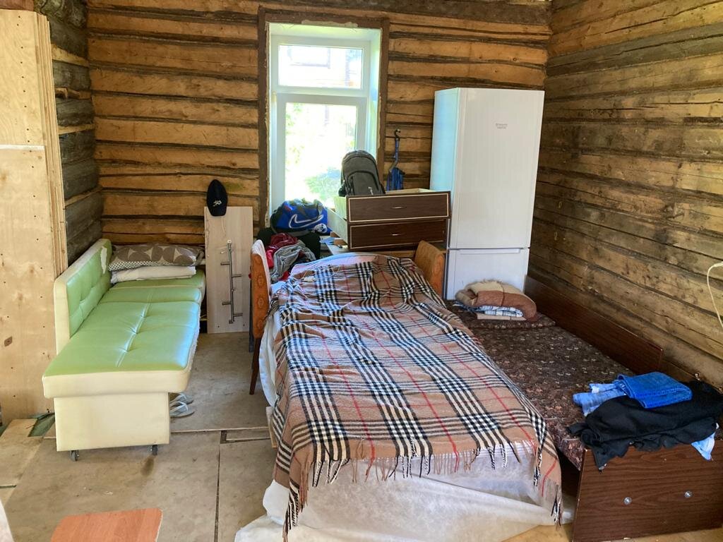 Окно 50х150 см. Даже днем свет приходится включать...