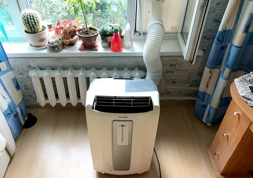 Прибор занял довольно много места, и чтобы вывести гофру, пришлось подвинуть цветы на подоконнике  