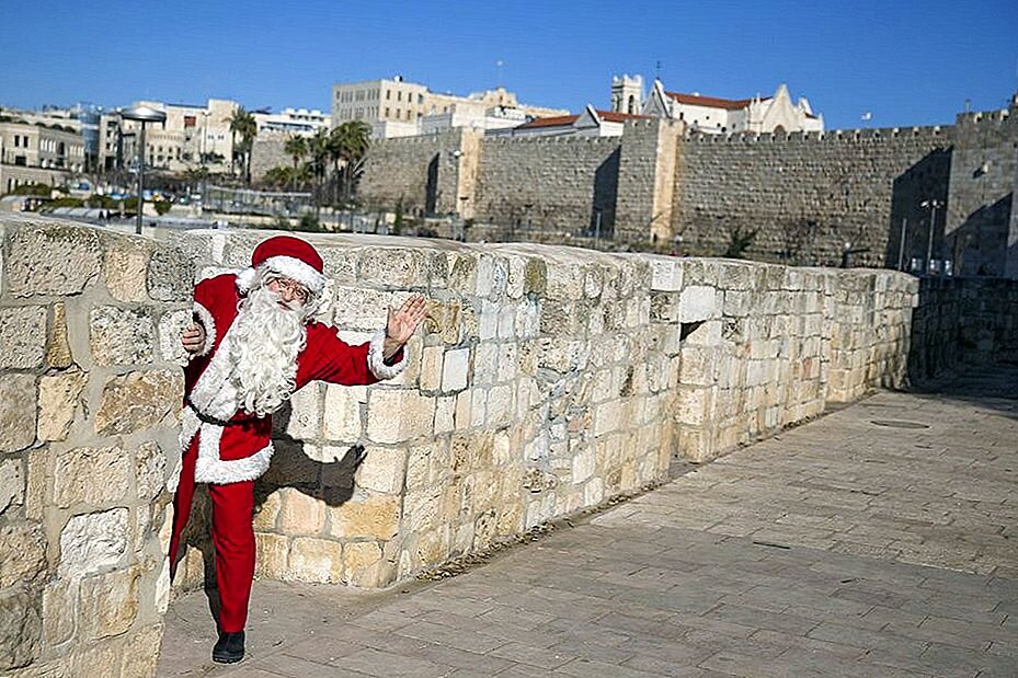 На этот вопрос можно ответить и да, и нет. Официальным праздником в Израиле Новый год по григорианскому календарю не является. Ни 31 декабря, ни 1 января не объявляются выходными.-2