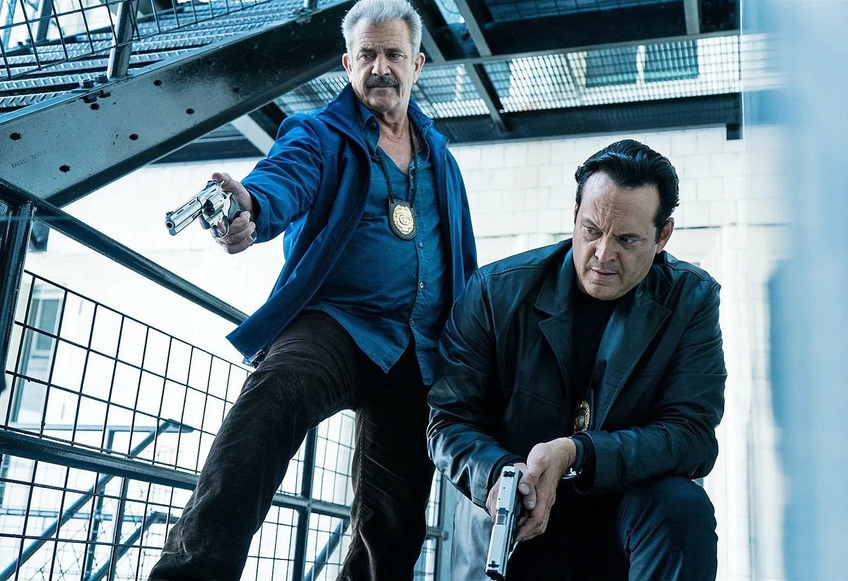 Dragged across Concrete фильм 2018. Закатать в асфальт (2018). Закатать в асфальт фильм 2018. Мэл Гибсон закатать в асфальт.