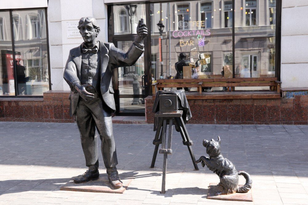 Нижний новгород большая покровская улица скульптура «почтальон». Скульптура булочника нижний новгород. Памятник художнику маковскому в нижнем новгороде. Алексей щитов скульптор. Скульптуры на большой покровской улице нижний новгород.