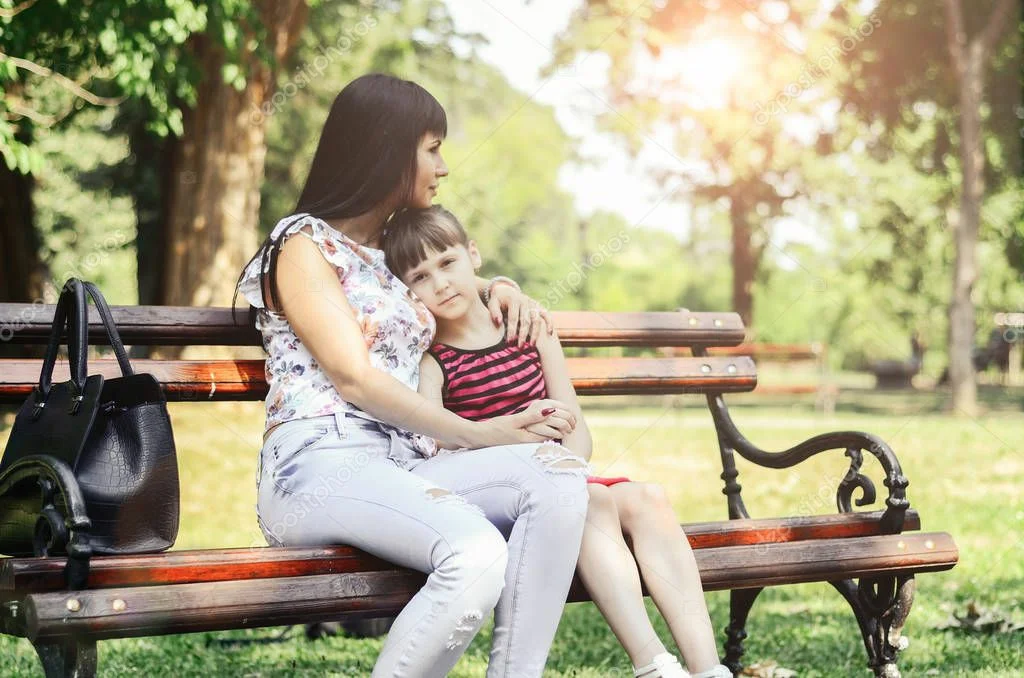 Дочка сидит на маме. Мамы на лавочке. Сидеть на скамейке с мамой. Фотосессия мама с дочкой на лавочке. Мама и дочка в парке на скамейке.